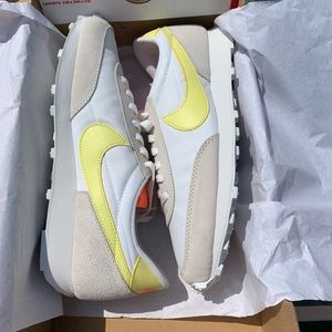 Nike Daybreak Pale Ivory/Mango Women Shoes SZ 9.5